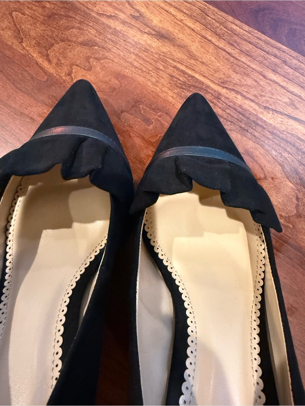 Journee Collection Black Pointed Toe Ruffle Pump - Picture 6 of 9